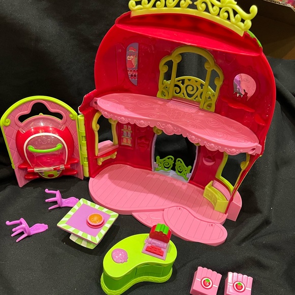 Strawberry Shortcake Berry Bitty Market - Picture 1 of 7